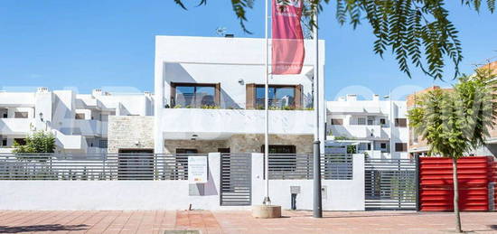 Chalet pareado en venta en calle Madrid