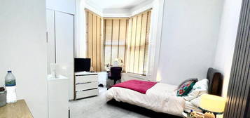 4 bedroom flat to rent