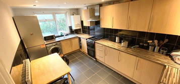 Terraced house to rent in Abbotsbury Close, London E15