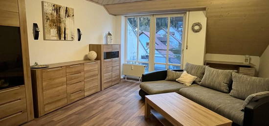 Schöne, helle 2,5-Zimmer DG-Wohnung mit Garage und Süd-Balkon