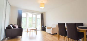 Flat to rent in Park Lodge Avenue, West Drayton UB7