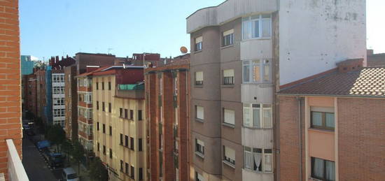 Piso en calle Saavedra en El Llano, Gijón