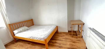 Maisonette to rent in Tottenham Lane, London N8