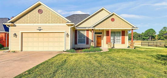 213 Cayuga Trl, Gainesville, TX 76240