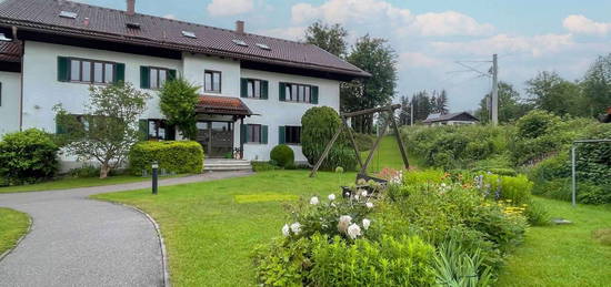 Wohnen im Grünen: Erdgeschosswohnung mit eigenem Garten, Süd-West-Terrasse und 
TG-Stellplatz