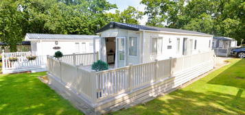 Mobile/park home for sale in Woodland View, Bashley Park, New Milton, Hampshire BH25