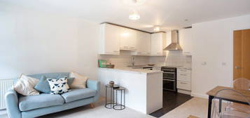 Flat to rent in Scott Avenue, Putney, London SW15