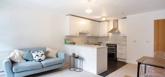 Flat to rent in Scott Avenue, Putney, London SW15