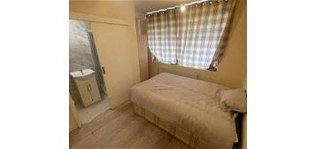 Room to rent in Review Road, London NW2