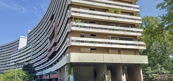 Dpt Isère (38), à vendre GRENOBLE Quartier Mutualité, 5 pièces avec balcon et parking couvert