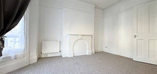 Flat to rent in Eaton Place, Brighton BN2