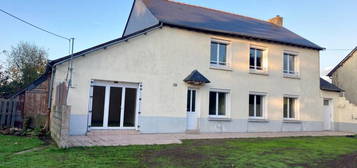 A LOUER / PLEUMELEUC - LONGERE T6 - 148,85 m² - 800 € - CAMPAGNE - AU CALME - JARDIN