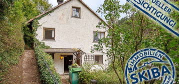 Sanierungsbedürftiges Zweifamilienhaus mit Blick über das Kesselinger Tal