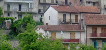 Casa di paese in vendita in via del Torrone, 14