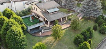 Villa in vendita in via Giuseppe Di Vittorio, 6