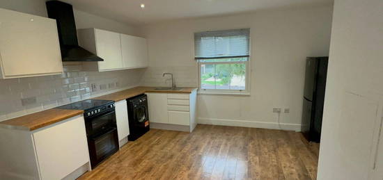 Flat to rent in High Street, Northwood HA6