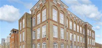 Flat to rent in Old School Square, London E14