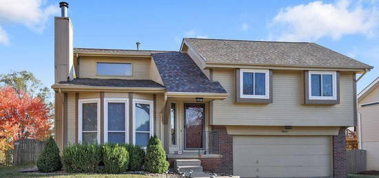 2413 Corn Dr, Papillion, NE 68046