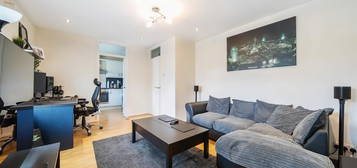 Flat to rent in Hetherington Way, Ickenham, Uxbridge UB10