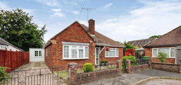 Property to rent in Central Drive, Cippenham, Slough SL1