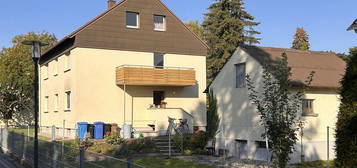 Wohnhaus in Jungingen: 3 Wohnungen, 5 Garagen, großes Grundstück