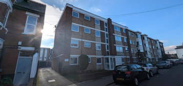 Flat to rent in Queens Close, The Retreat, Southsea PO5