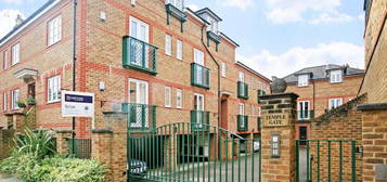 Flat to rent in Temple Road, Windsor SL4