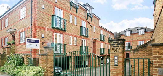 Flat to rent in Temple Road, Windsor SL4