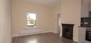 Flat to rent in Queens Road, Buckhurst Hill IG9