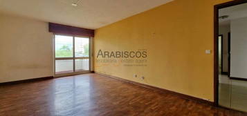 Apartamento T2 - Varandas - Roupeiros Embutidos - Despensa - Cabeço do