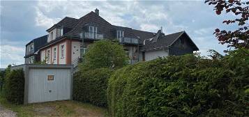 Verkauf! 2-Zi.-EG-Wohnung nebst unausgebautem DG + Baugrundstück (526 m²) mit Garage in Schmiedefeld