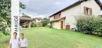 Maison - 3 Chambres - Buanderie - Pièce de stockage - Appartement en rez de chaussée - Garage - Jardin - Proche centre village