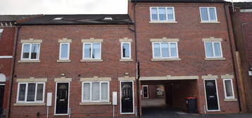 4 bed semi-detached house to rent