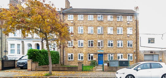 Flat to rent in Ainsworth Road, London E9