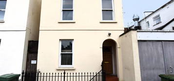 Flat to rent in Marle Hill Parade, Cheltenham, Gloucesterhsire GL50