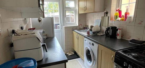 Country house to rent in Cromwell Road, Hounslow TW3