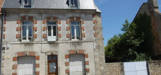 Jolie maison de bourg avec jardin de 500m² et dépendances