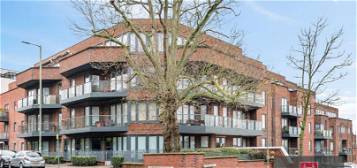 Flat to rent in West Heath Place, Golders Hill NW11