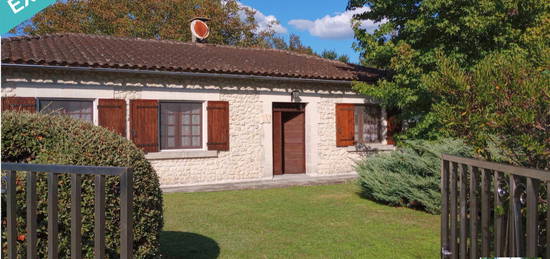 Dans un écrin de verdure, jolie maison de plain pied avec jardin clos