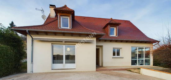 A vendre à Arpajon Sur Cère, sur terrain de 800m², maison individuelle de type 6 d'une surface de 160m².