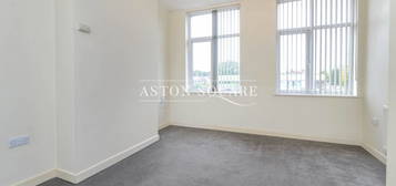 Flat to rent in Clock Parade, Enfield EN2