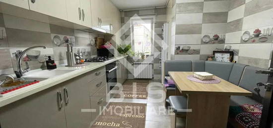 Apartament 3 camere Etaj 2, Decomandat