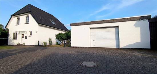 Einfamilienhaus PV-Anlage Kamin Garage Garten Gewächshaus