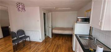Studio to rent in Greenford Avenue, Southall UB1