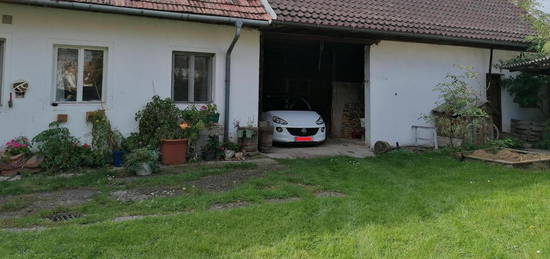 charmantes Haus in Lengenfeld mit vielen Nebengebäuden zu vermieten