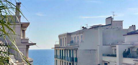 Nice Centre ville: Promenade des Anglais et Les Fleurs, immeuble de standing avec ascenseur, beau 3 pièces, traversant en dernier étage, avec une Terrasse de 27m2 à ciel ouvert, balcon, cave et garage