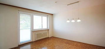 3-Zimmer-Wohnung mit Potenzial - Im sanierten Gebäude, mit Loggia, Garten und Stellplatz