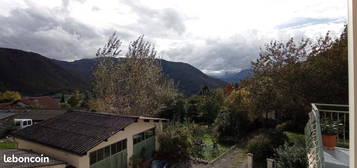 Maison, véranda vue sur les montagnes, jardin, au calme au Mollard