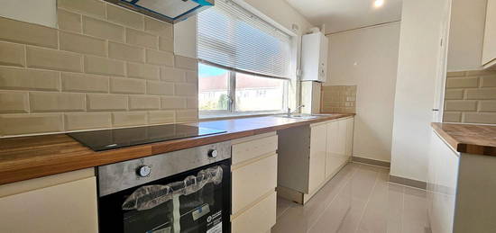 Flat to rent in Croyde Avenue, Hayes UB3