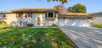 650 Surf Ter, Wauconda, IL 60084